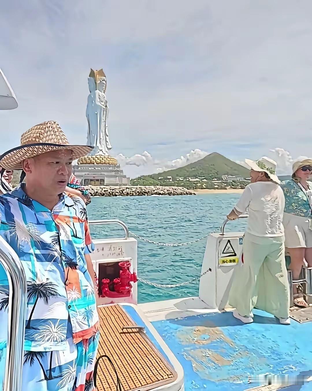 闲暇之余、全红婵妈妈和爸爸一起去三亚游玩，平时都很忙碌的，把五个孩子拉扯大，培养