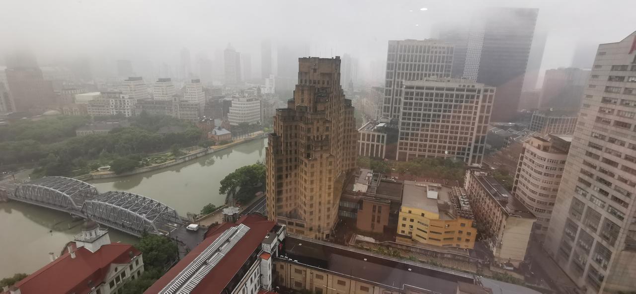 居住的上海北外滩中心，窗外就是苏州河。浓雾中的苏州河依然荡漾，在这里，曾经发生过