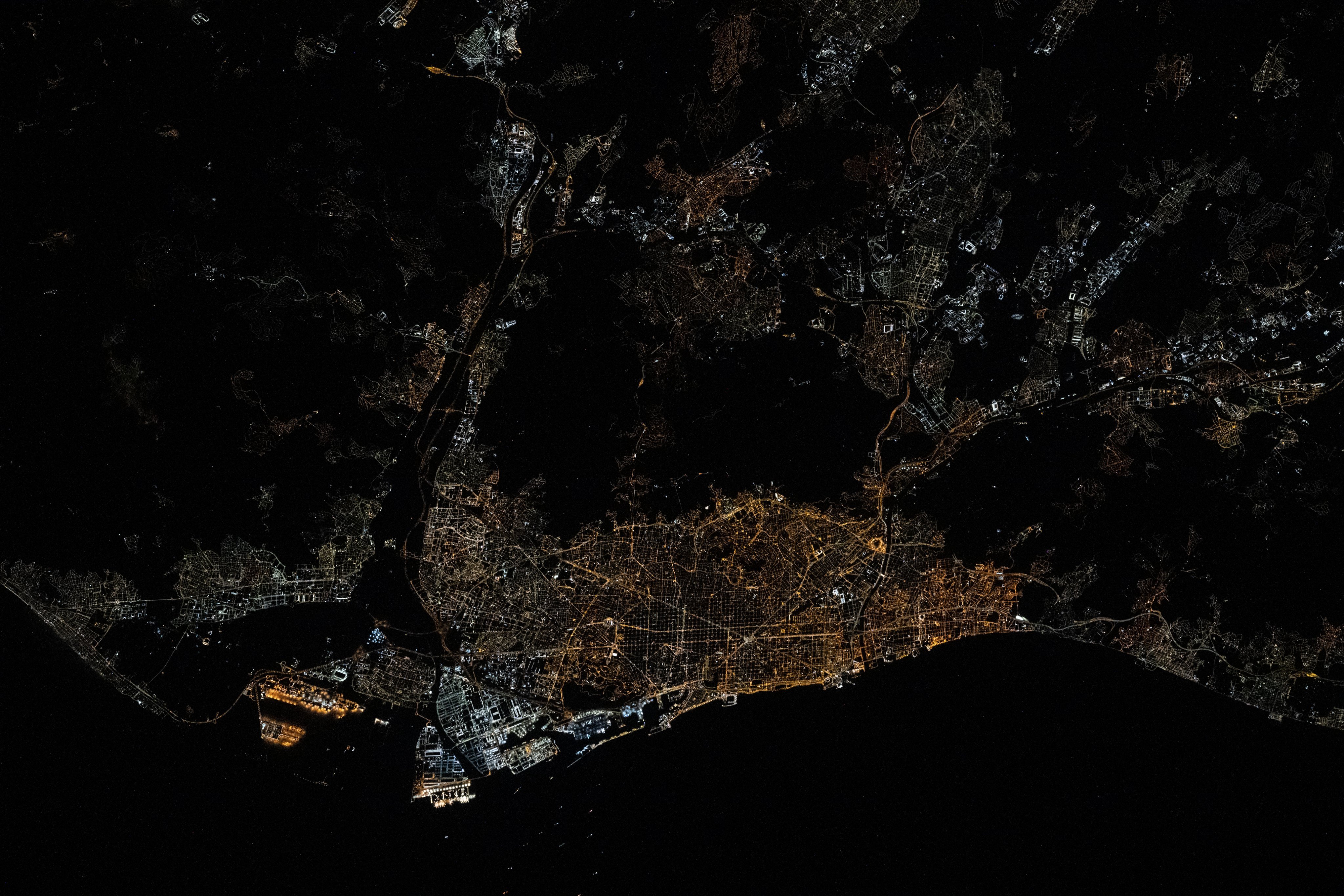西班牙冠军 国际空间站宇航员拍摄的巴塞罗那夜景，祝贺西班牙夺得世界冠军！ 