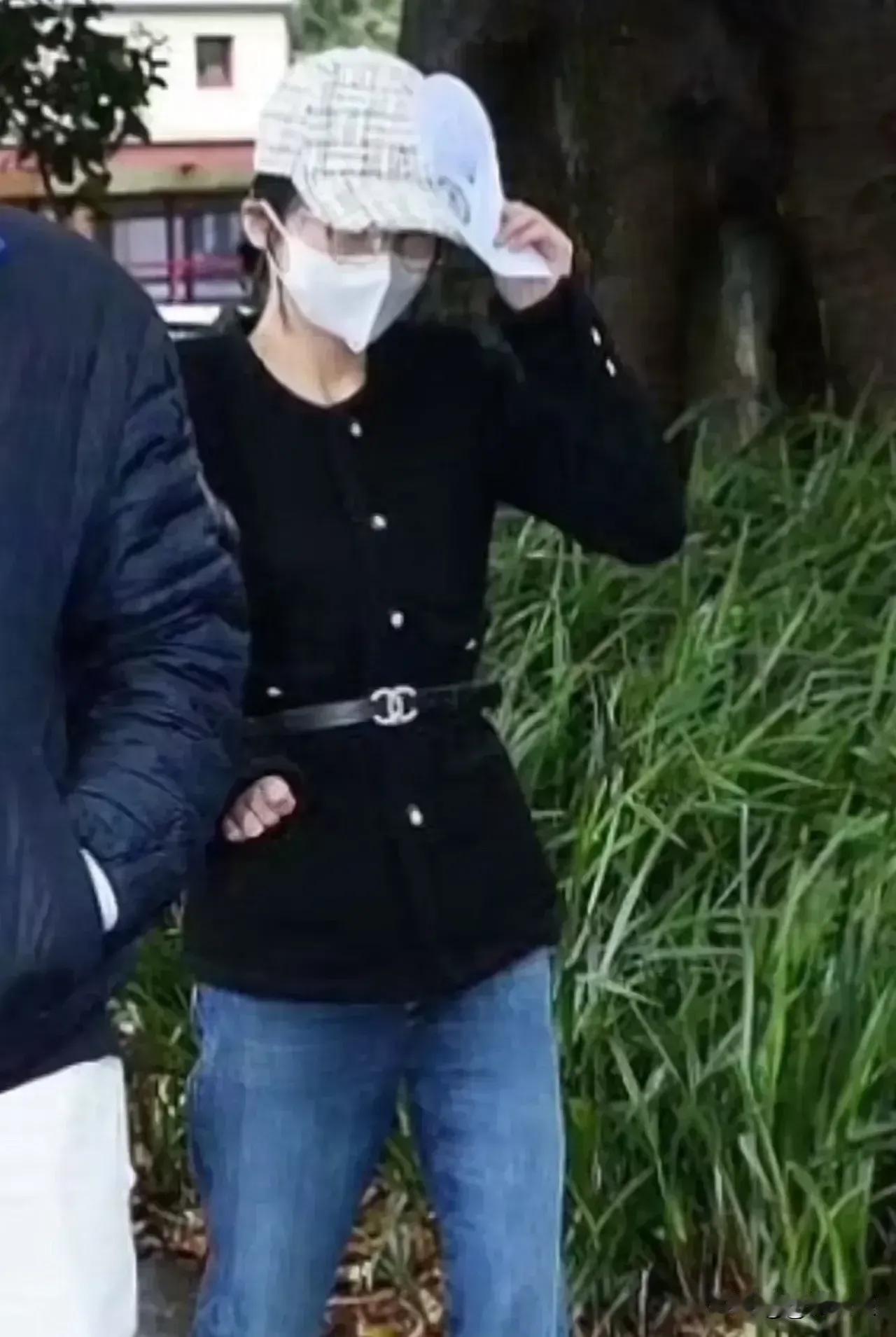 我们都在好奇杨兰兰的真实身份，其实不是想知道她是谁，他是谁的后代，而是从内心里佩