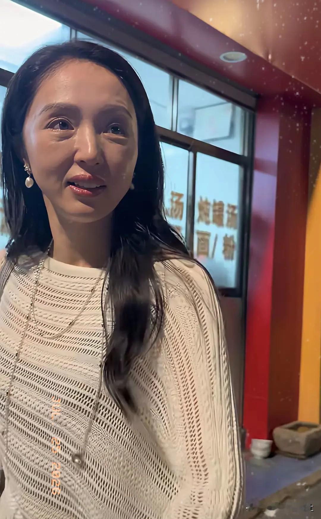网友街头意外偶遇明星，现场不少路人认出身影，纷纷驻足拿出手机拍摄。