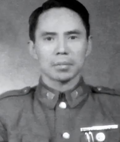 1992年，旧金山一栋普通公寓里，一个84岁的老人已经瘦得脱了相，帕金森症让双手