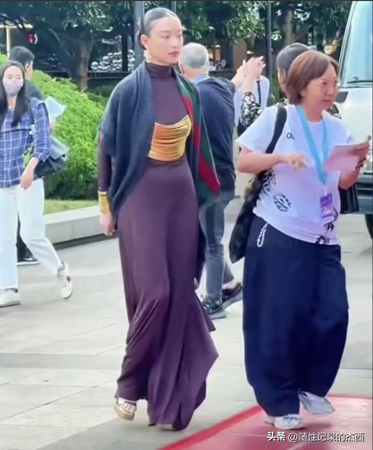 无滤镜的镜头下，发现明星也老了，穿着紫色套装的倪妮身材虽然高挑，但是发福了不少，