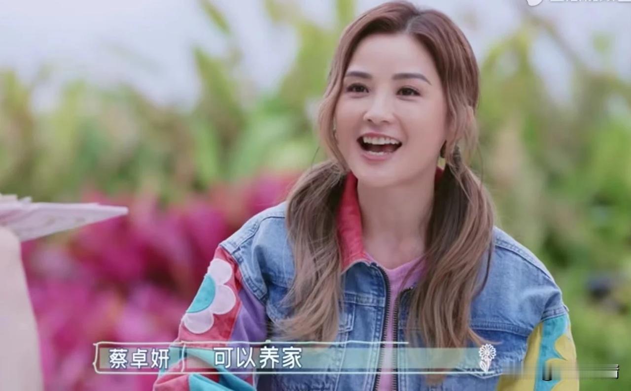 钟欣潼自曝最自豪的事是签了英皇公司，蔡卓妍：隔夜饭都吐出来了！
在《因为是朋友呀