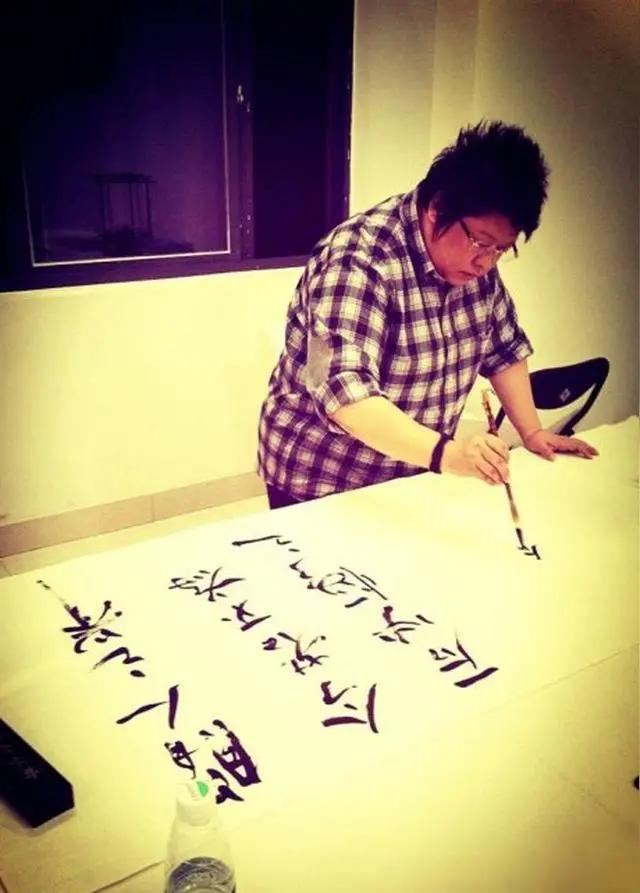 韩红老师5岁就开始学书法，这事真的刷新我之前对她的认知。

之前只知道她唱歌实力