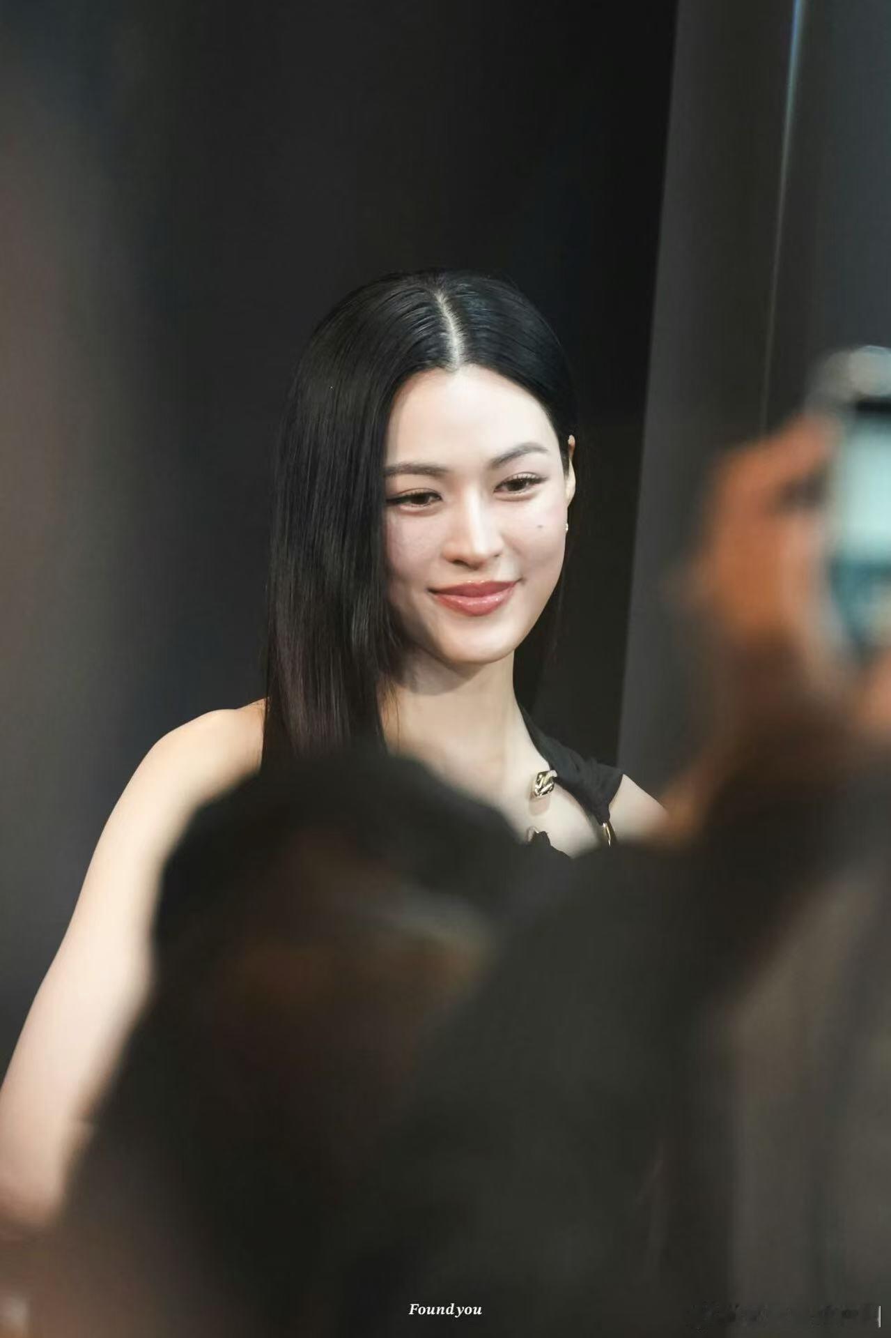 怪不得那么多商务找邝玲玲  用美貌出圈 线下一次出圈一次linglingkwon