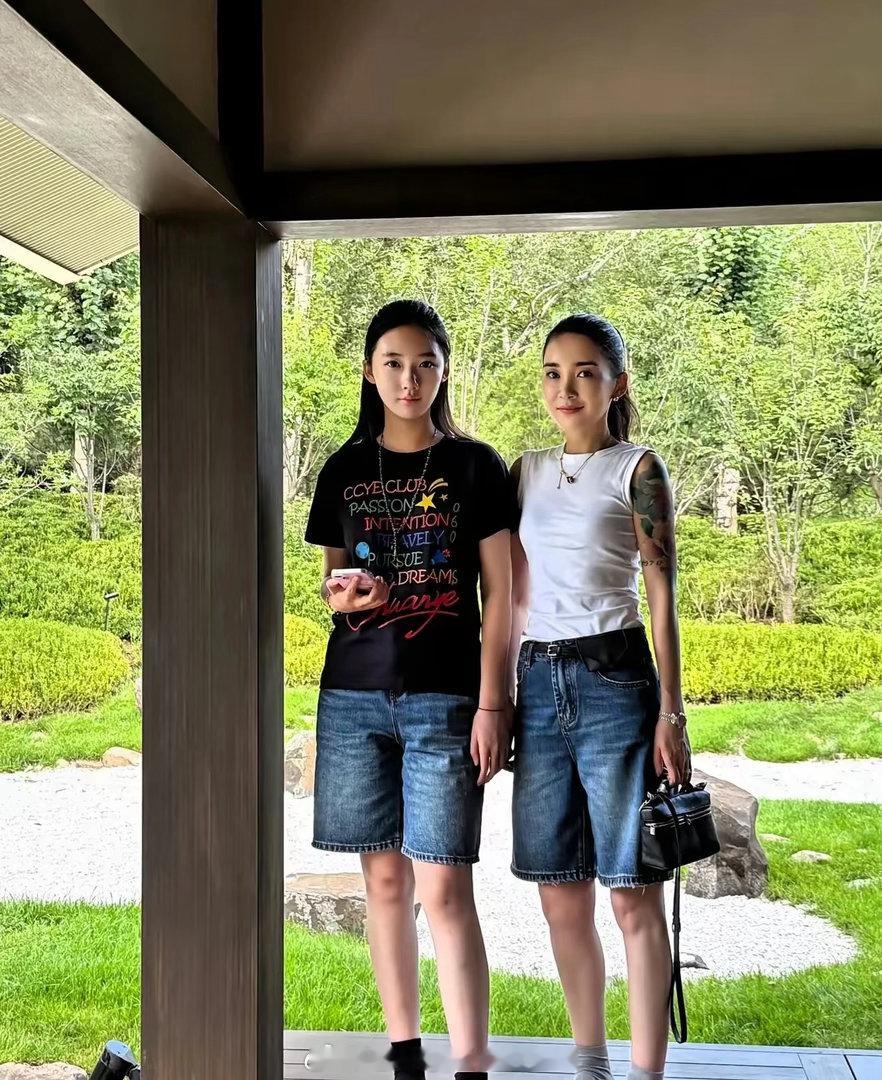 两位居然是母女俩，妈妈太年轻了 