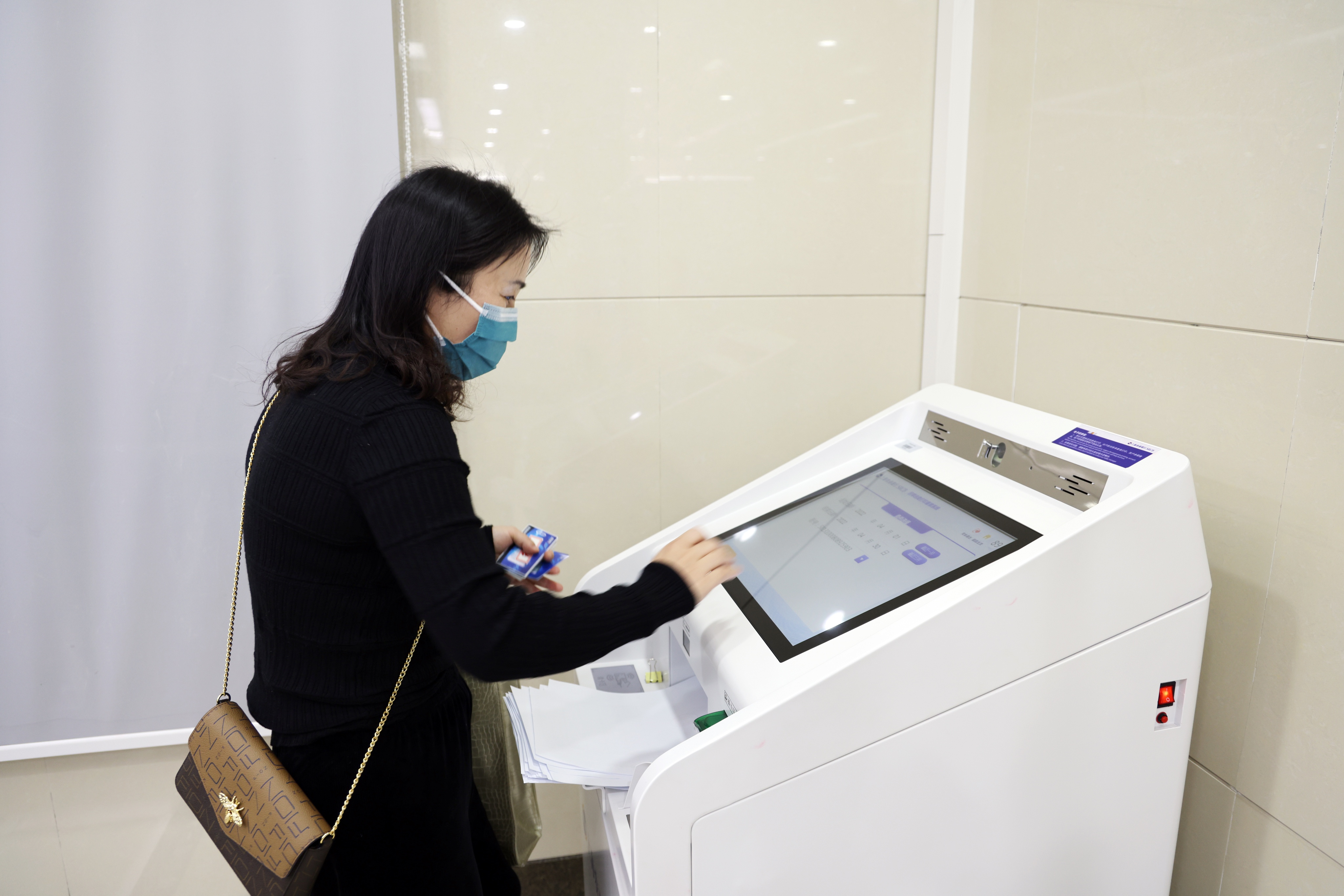 今天她在银行内的自助服务机上完成了近20家企业的对账单查询打印工作。