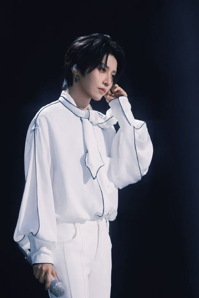 刘雨昕天赐的声音天赐的声音 太爱她对歌曲的处理方式了，细腻且有层次，不疾不徐，把