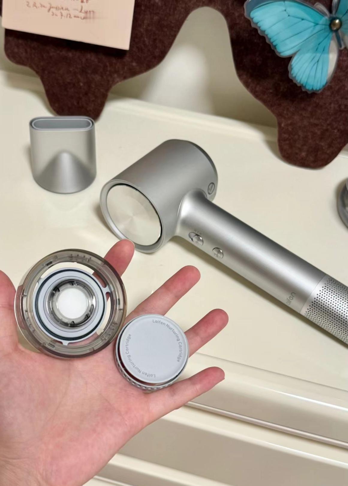 烫染之后头发真得太干了，掉发越来越多，加上换季，真的是一洗掉一地。

不过我这次