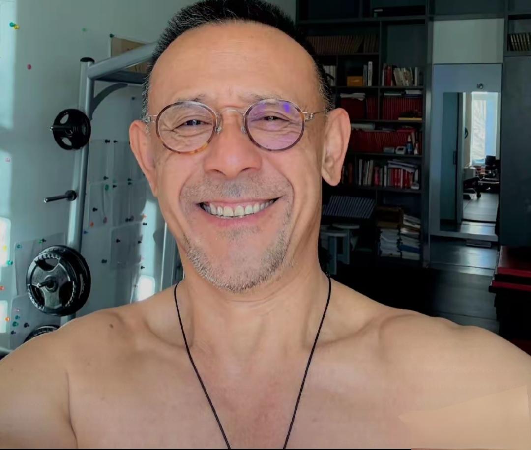 63岁姜文半裸一身腱子肉，头发胡子花白，满屋获奖证书和健身器材
娱乐 明星