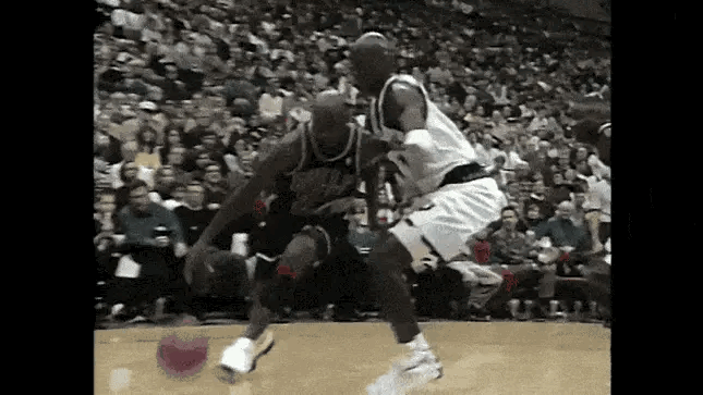 1997年一场NBA常规赛中，乔丹持球单打加内特的时候被加内特盖了一个大帽！当时