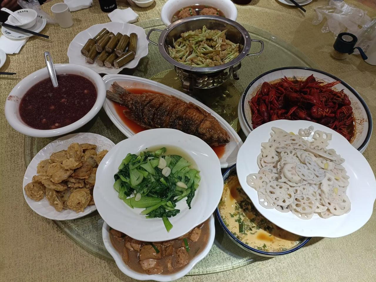 今天去走亲戚，早上我刚收拾齐整，老公说他提着礼品先去车库开车，嘱咐我别墨迹了。我