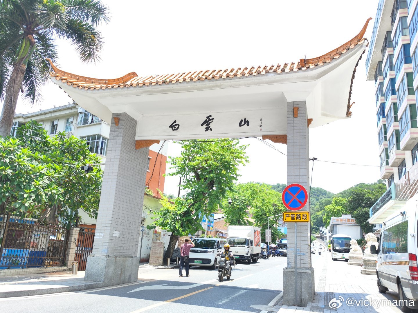 今天阴阴天时走了一下白云山濂泉门岗，从广园中路白云山牌坊到濂泉门岗约800米，门