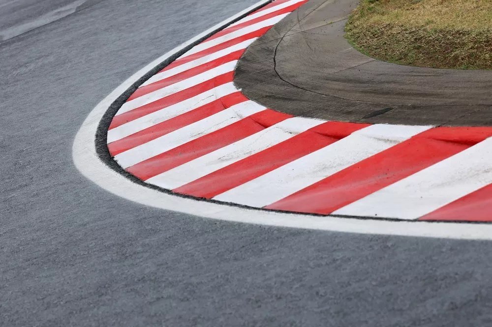 F12026F1匈牙利大奖赛 部分车手反馈，T1 至 T12 重铺沥青之后抓地力