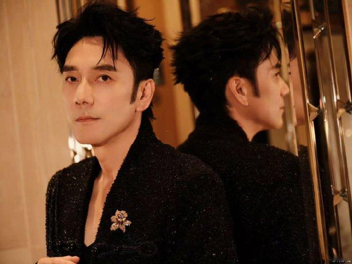 咱就是说，林依轮和刘宇宁搭肩拍的这一幕，简直是颜控的福音！两辆“法拉利”并排而立