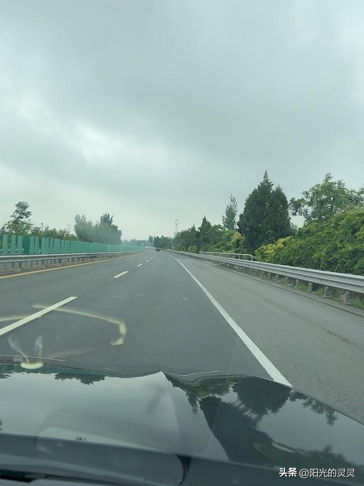 天上乌云密布。今天从南到北都有雨，据说降雨的概率大概45%。有的地儿就降了，有的