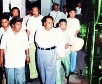 车间里的伟人身影，一句话点燃中国工业魂
 
车间机器轰鸣，人群突然沸腾，一位朴素