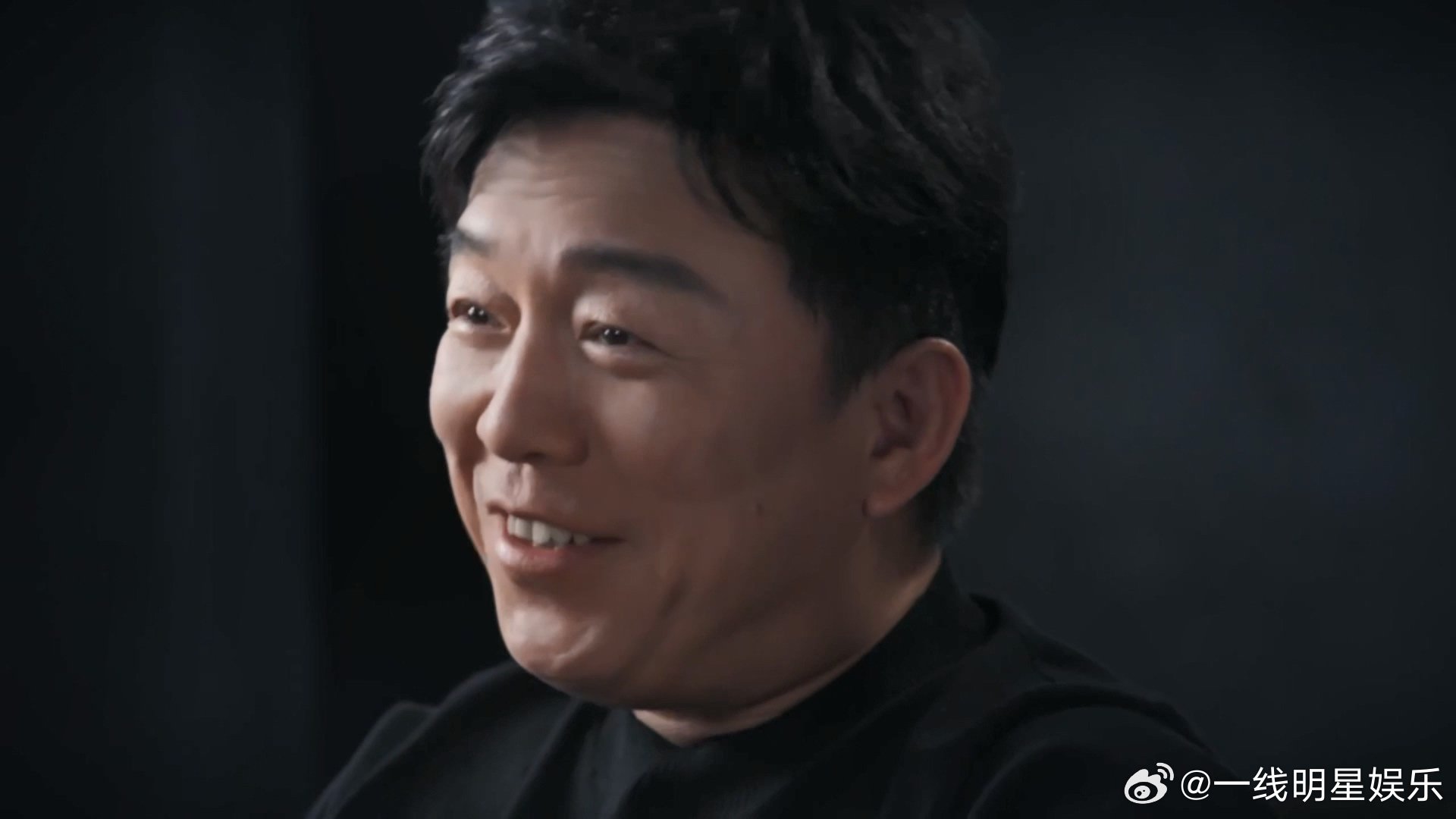 黄渤行走的金句制造机 黄渤的言谈间总透着一股子烟火气里的哲学味。他聊的不是高高在