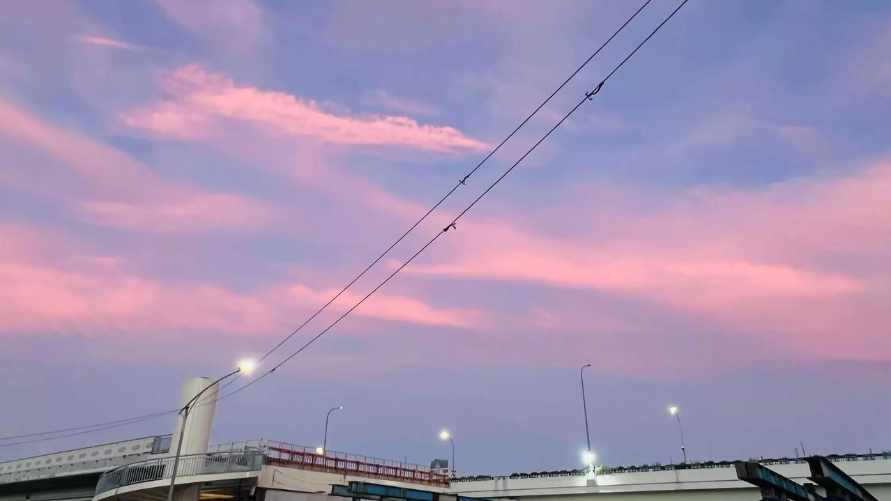 今天开始，“变脸”了
      清晨，外面是难得的阳光灿烂，一去连日的阴雨绵绵