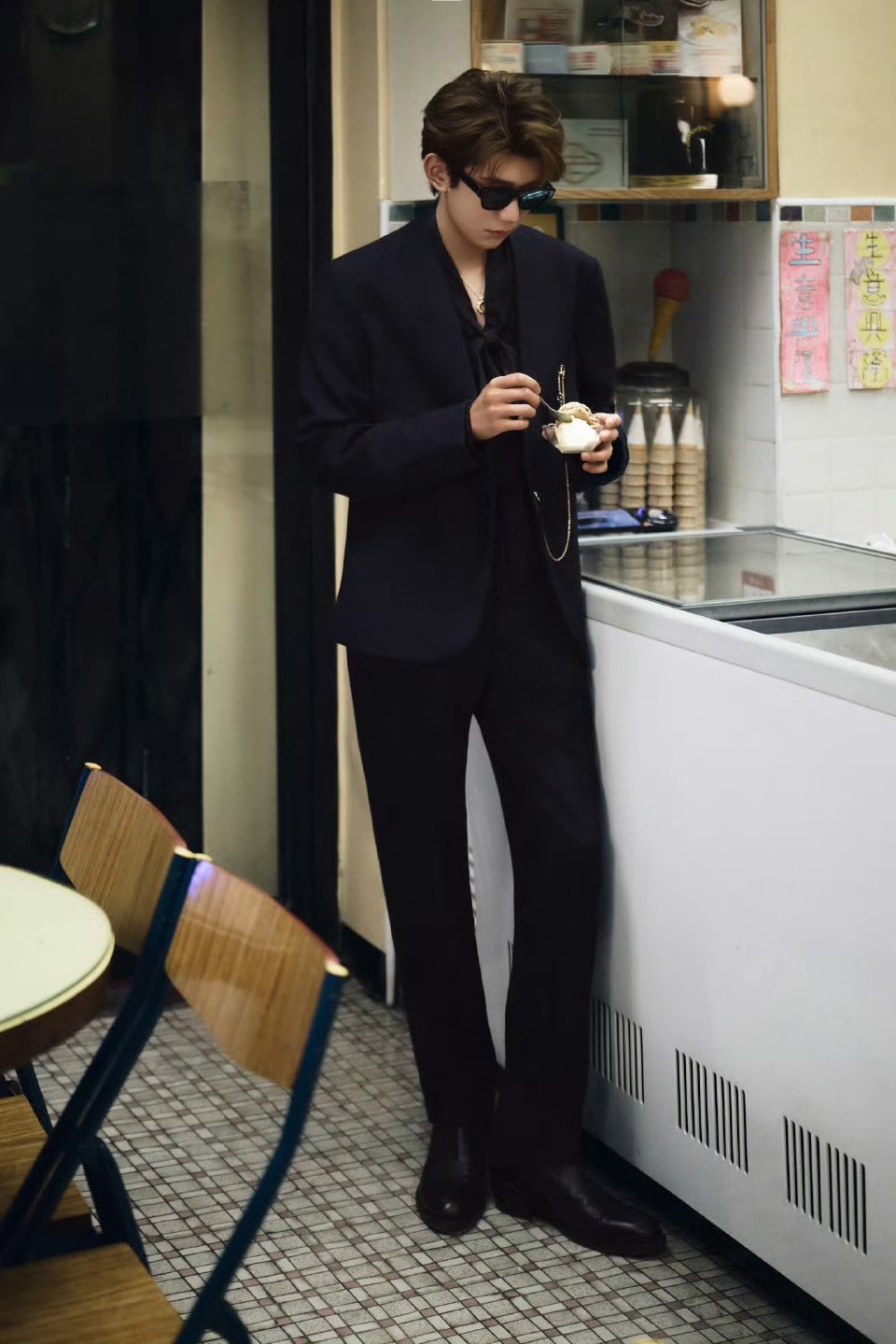 王源茶餐厅轻松出图王源茶餐厅出图 这张好松弛了吧 