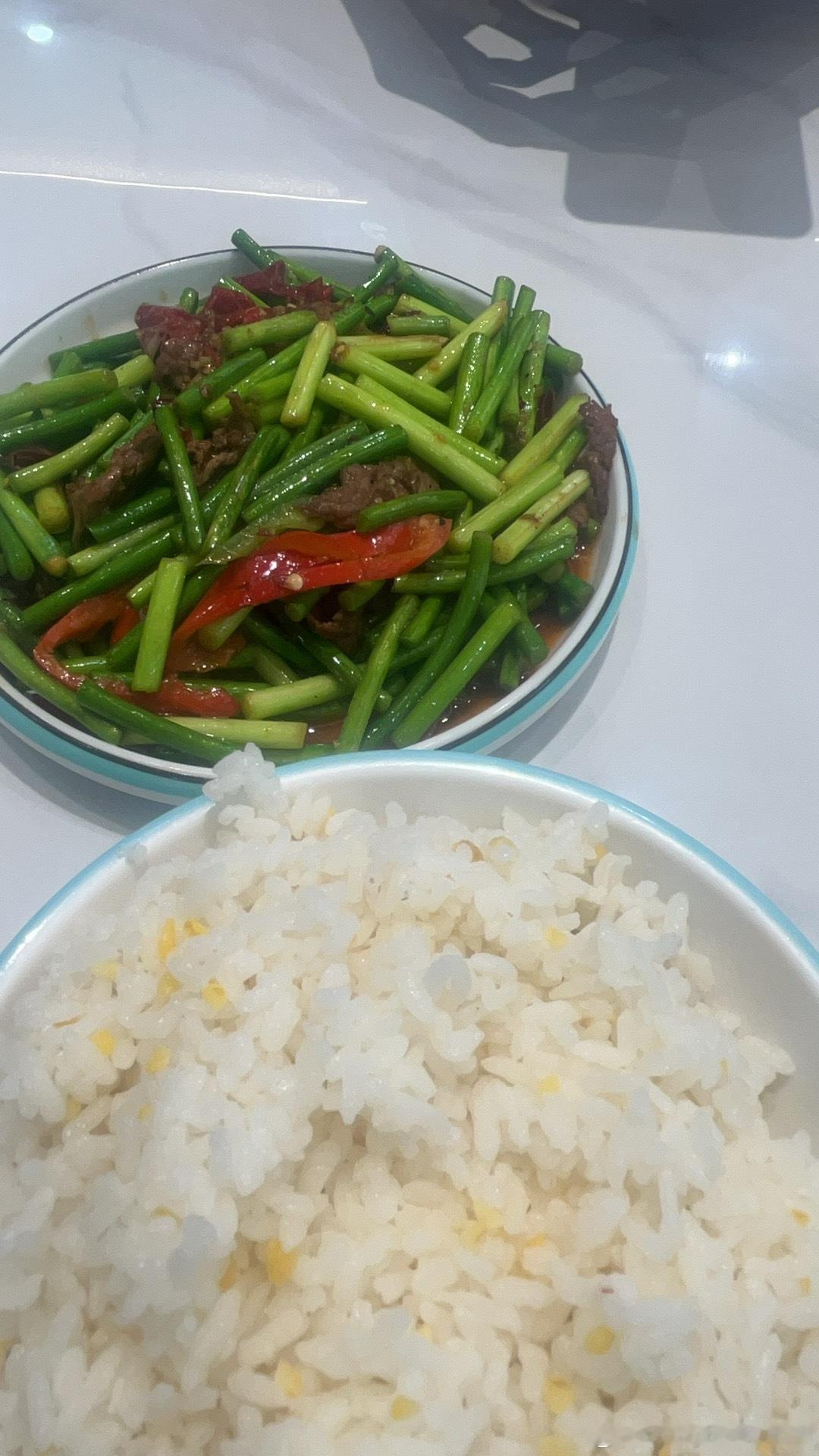 午餐简简单单吃份蒜苔炒肉了 ​​​