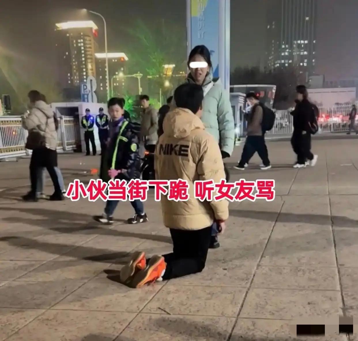 你说这要是让自己父母看着了，自己疼爱的儿子当众给女孩子下跪，得多心疼啊……