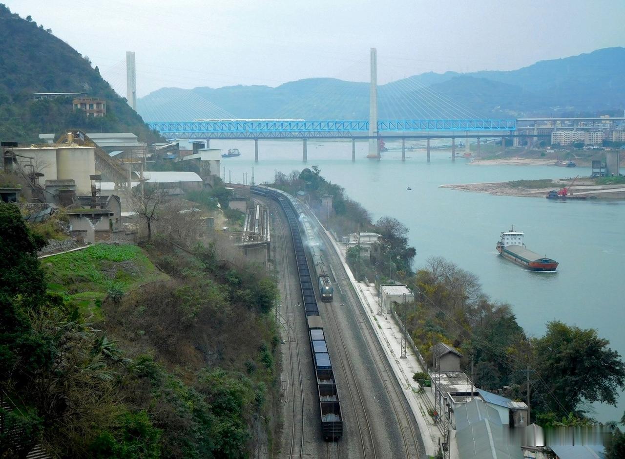 这张图片是2019年2月在地维长江大桥上拍摄的，下边就是成渝铁路石场车站，一列货
