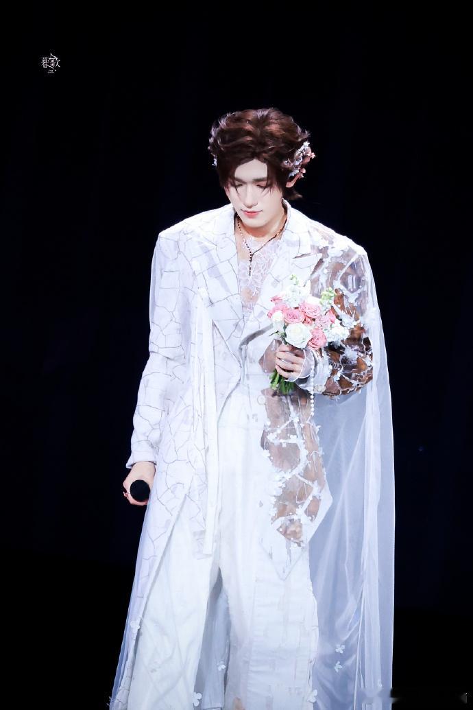 宋亚轩粤语歌的权威听完宋亚轩演绎《孤雏》彻底被折服，不愧是公认的粤语歌权威。温润