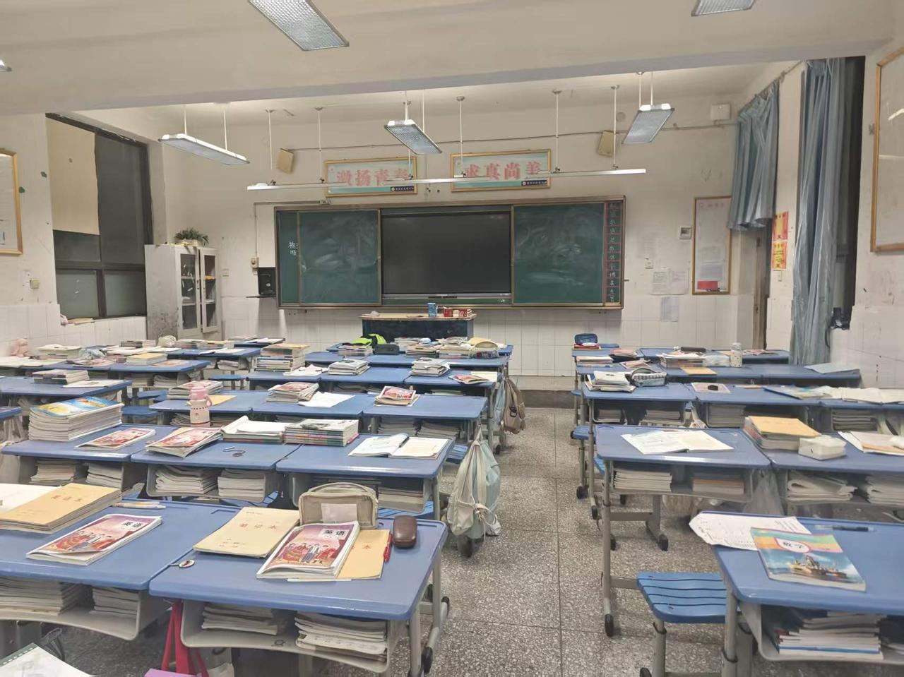 下午下着雨，第四节课，在一个班级上课时，几个孩子一直说个不停，强调几次依然故我。