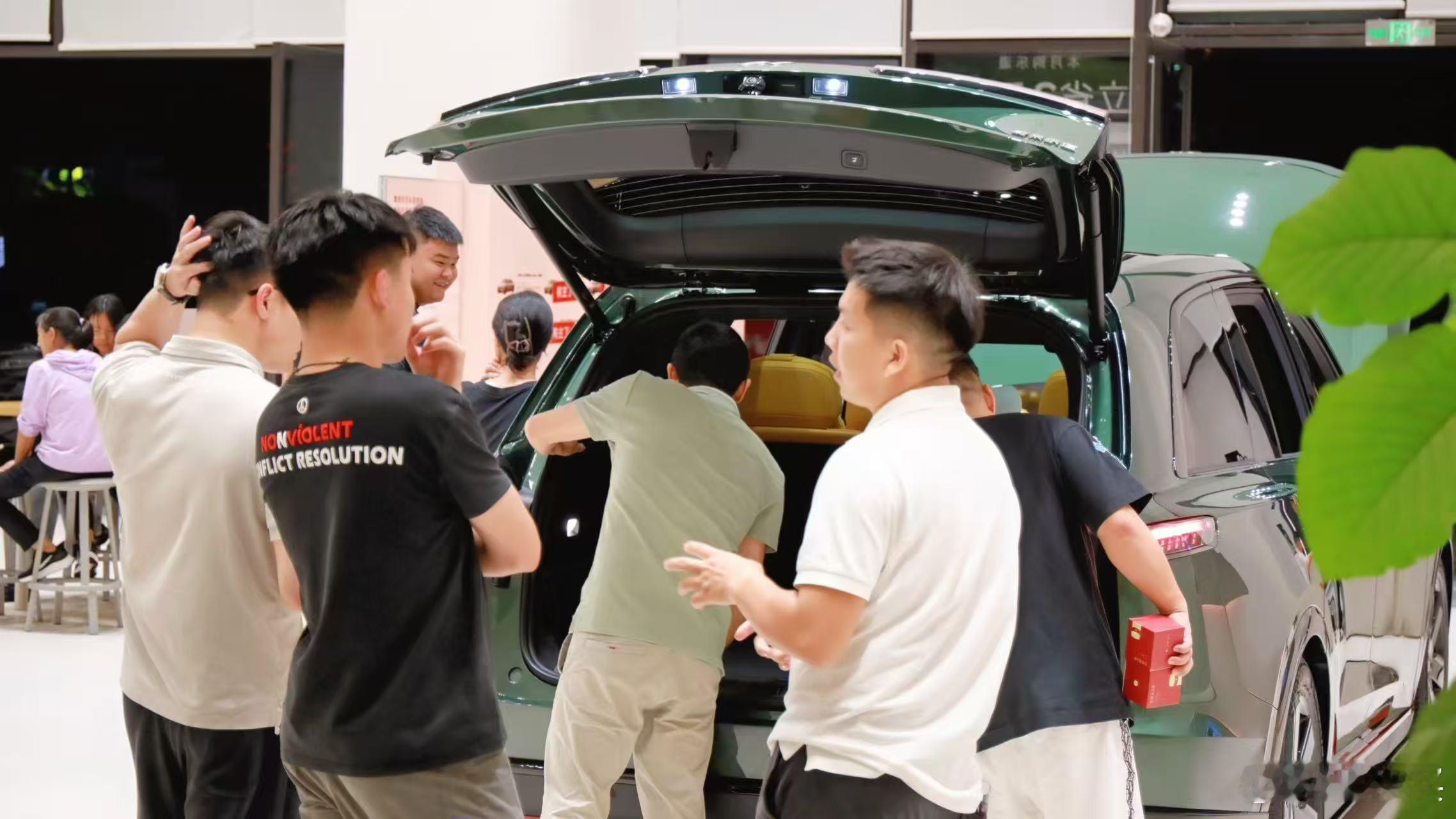 昨晚乐道L80的发布会进行中我的fellow 已经不理我了哦，今天看到这么多人看