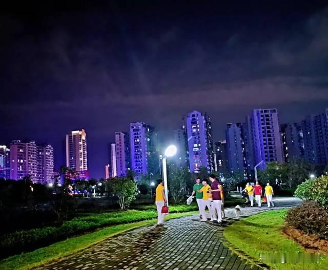 真棒啊，在这么好的天气里跑完三公里，身心都舒展了。春天的晚风最温柔，不冷不热，吹