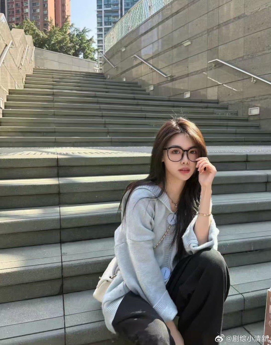 钟雅婷是女版王安宇吧 气质撞型太戳人！钟雅婷不同场景的状态切换，从破碎到清新，都