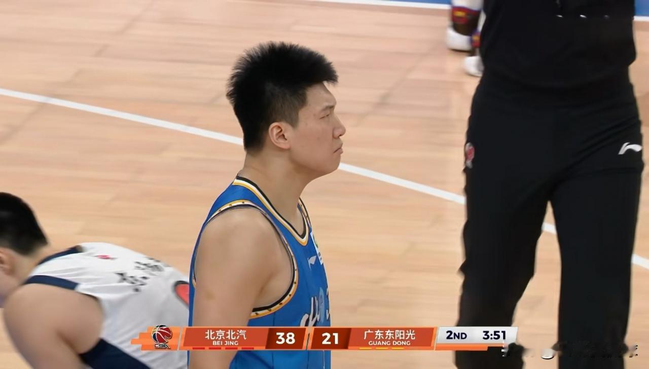 我真的要好好夸夸北京北汽老将雷蒙！在今天北京北汽主场迎战广东东阳光的上半场比赛中