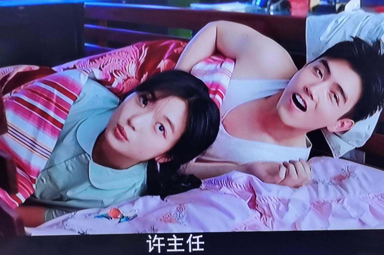 看完《纯真年代的爱情》，居然有些失落感。
以往从未见过哪部剧里有这么多年轻人谈恋