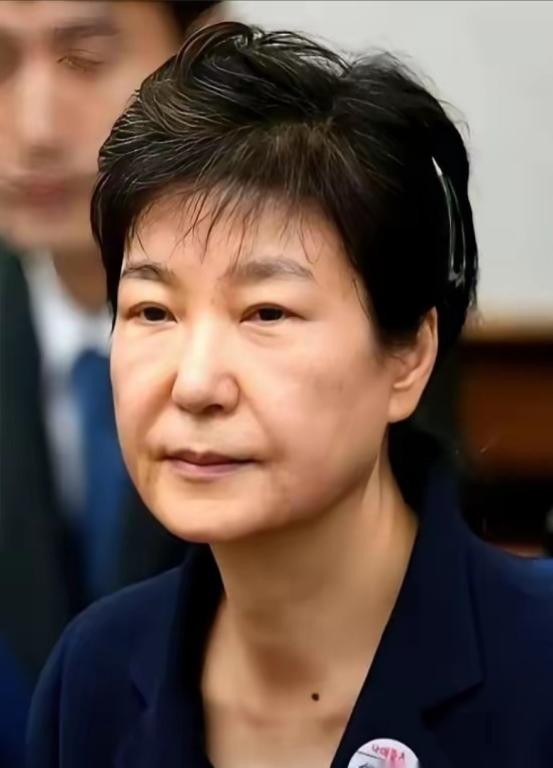 韩国政坛，真是杀疯了。
 
尹锡悦刚被法院一审判了无期徒刑，同一天，74岁的朴槿