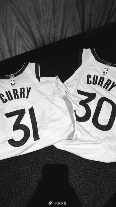 库里兄弟自高中校队以来首次同队竞技，弟弟说这是儿时梦想成真，两件球衣他第一时间抢