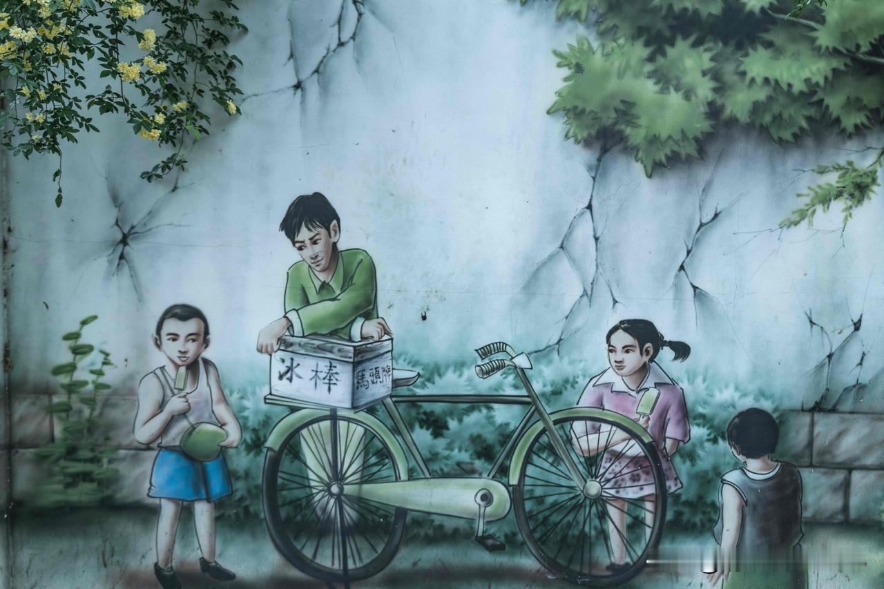 碑亭巷 • 木香漫墙处  重拾老时光

碑亭巷，木香漫过墙
彩绘里，冰棍车碾过旧