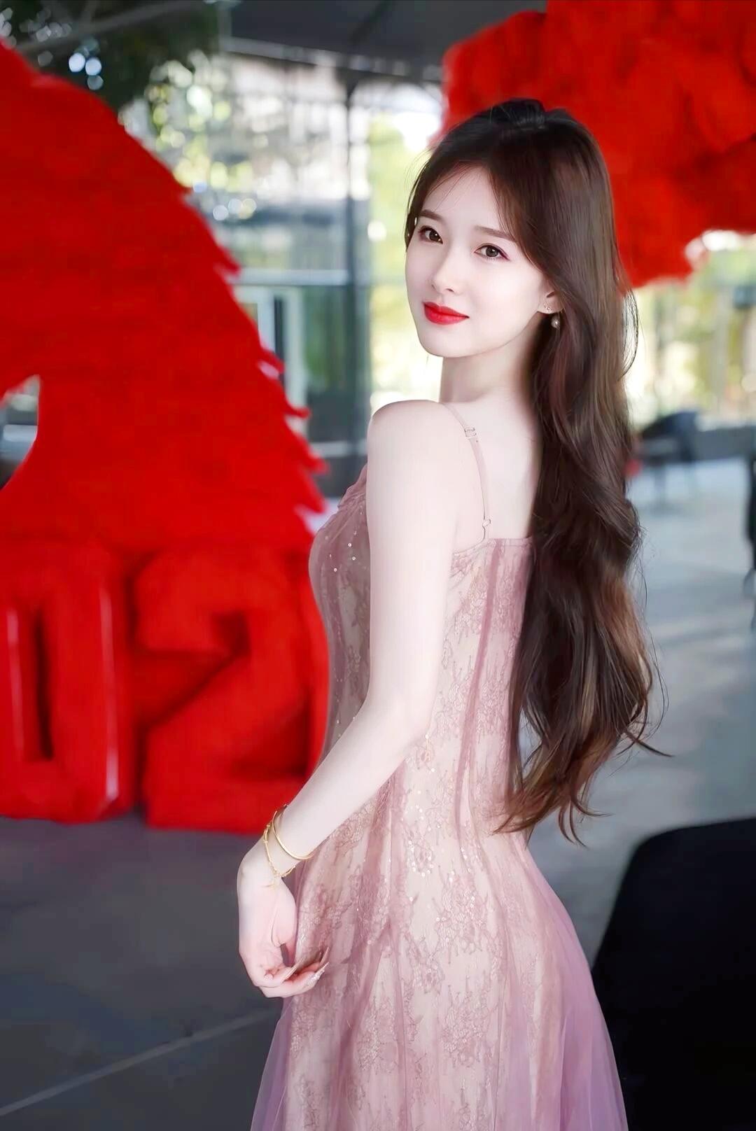 甜美少女风，粉色蕾丝裙，红唇微笑，多情迷人！有哪些美女让人过目难忘？ 晒图笔记大