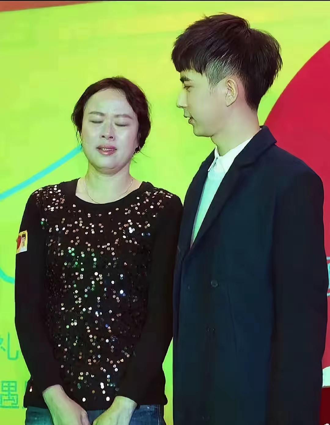 即便活动内容再怎么丰富多彩，

也没有妈妈的情绪重要。

看着妈妈脸上落下的泪水