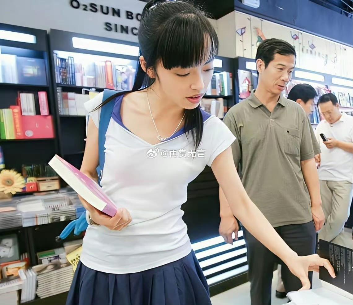 1999年的姚晨照片曝光，当时的姚晨美若天仙，她在书店购买图书！青春少女气息浓郁