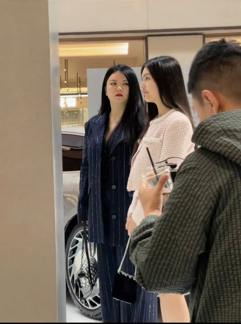 李湘一看就是富婆样貌，气血充盈，王诗龄一看就是豪门千金那种。李湘之前说王岳伦总让