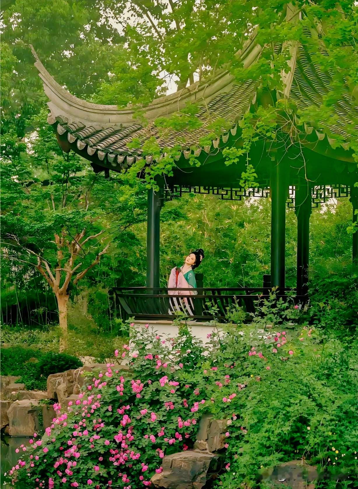 下联：蔷薇风细春恨长
上联：有请雅士[玫瑰][玫瑰][玫瑰]