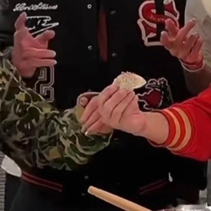 VaVa露馅了 VaVa在NBA直播包饺子真的露馅了，说自己不会还硬上，结果韭菜