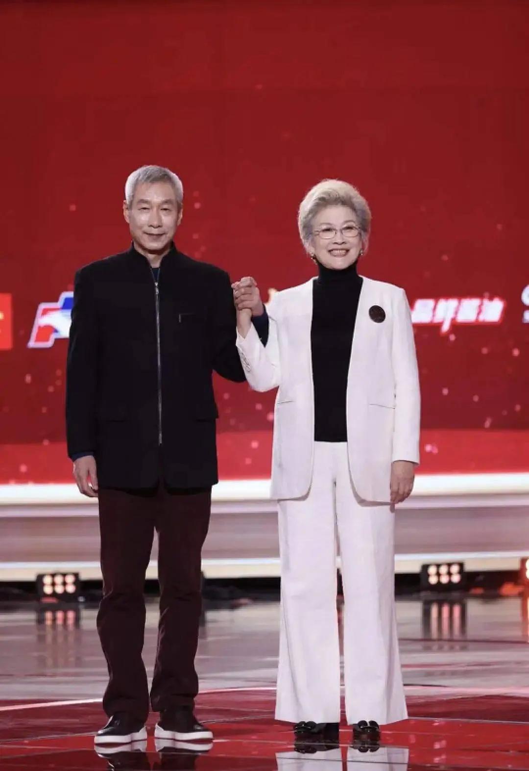 两位老戏骨携手走红毯，两人演技一流，质朴低调中透着非凡的气质，宋春丽端庄大方，你
