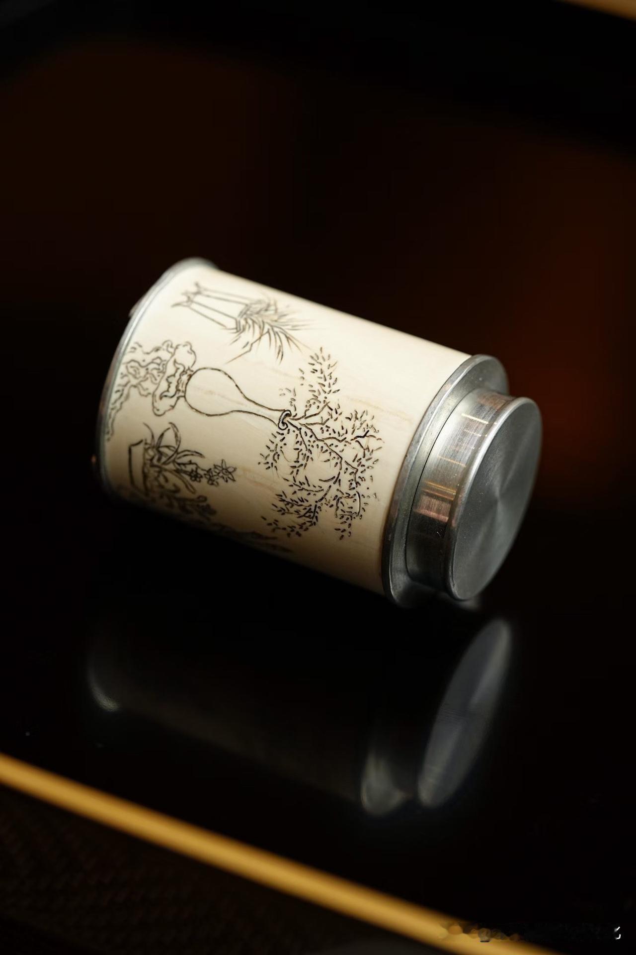 这类器物，其实更像一段“静下来的时间”。

猛犸为胎，温润如旧雪未融，手心触之，