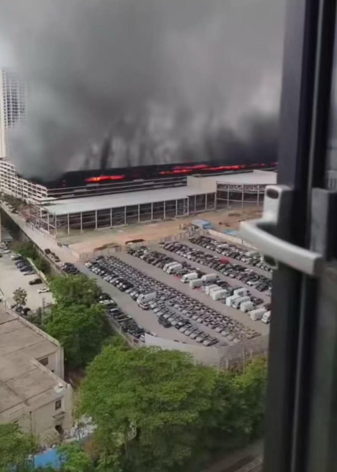 比亚迪 4月14日凌晨，比亚迪深圳坪山园区一立体车库发生火情，引爆热搜。深圳市坪