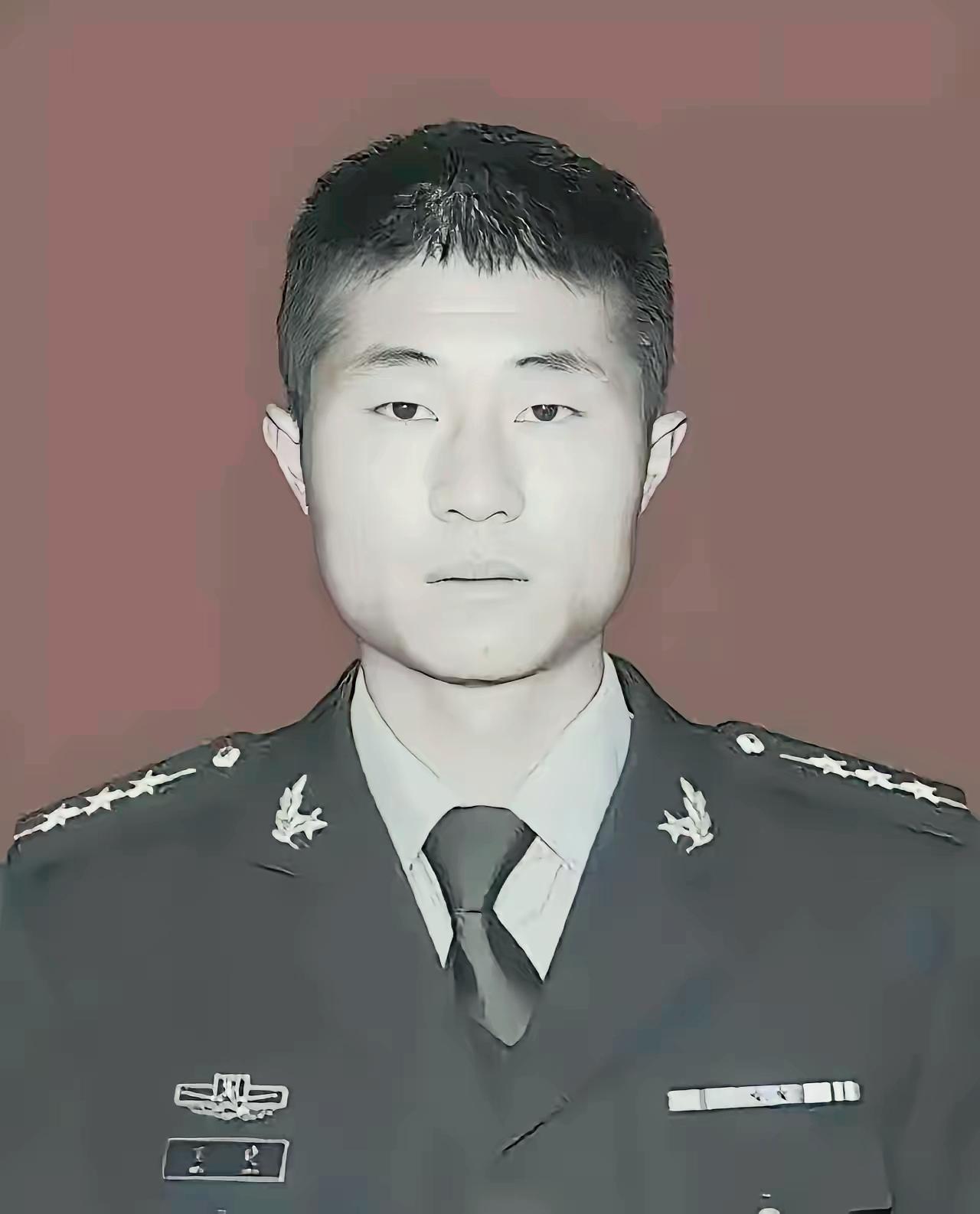 谁能想到，一名有着上千次伞降实战经验的特战连长，明明攥着百分百能自救的生机，却毅