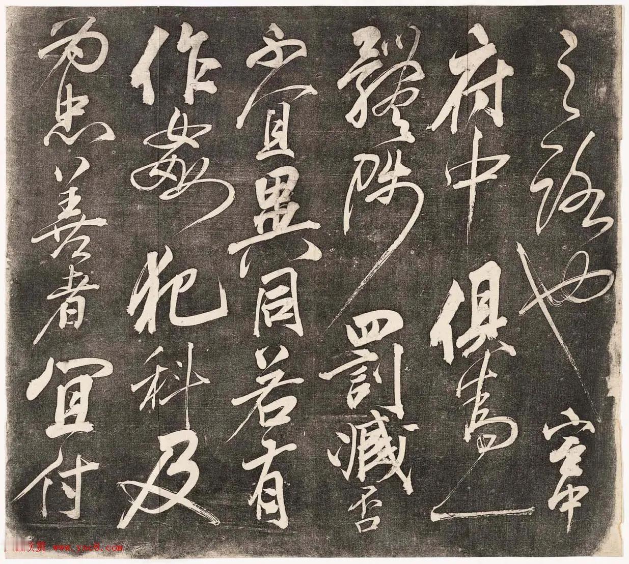 岳飞和秦桧书法谁更胜一筹？
左 岳飞书法      右 秦桧书法