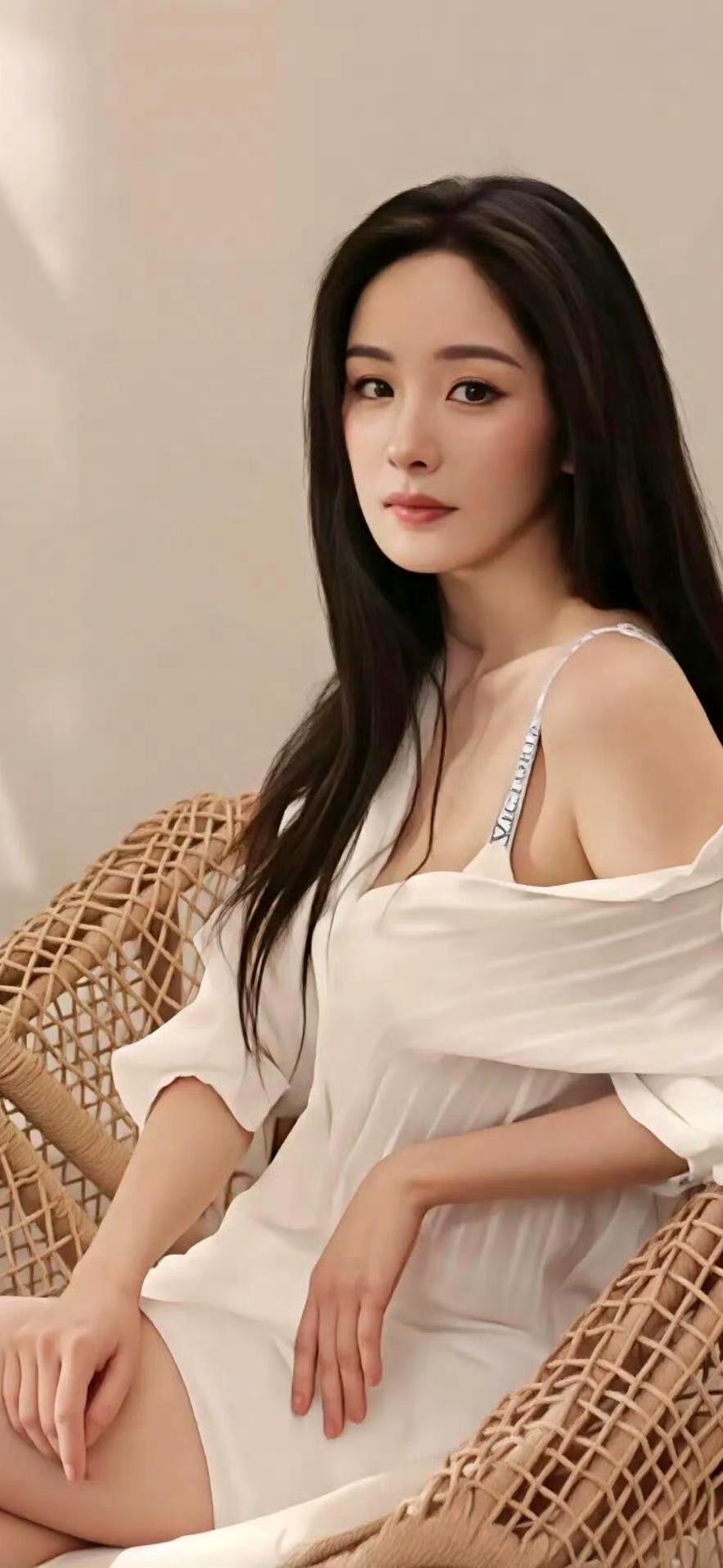 杨幂 为什么杨幂能一直红 
中年杨幂依然红，很大程度得益于她傲人的天赋 当然，也